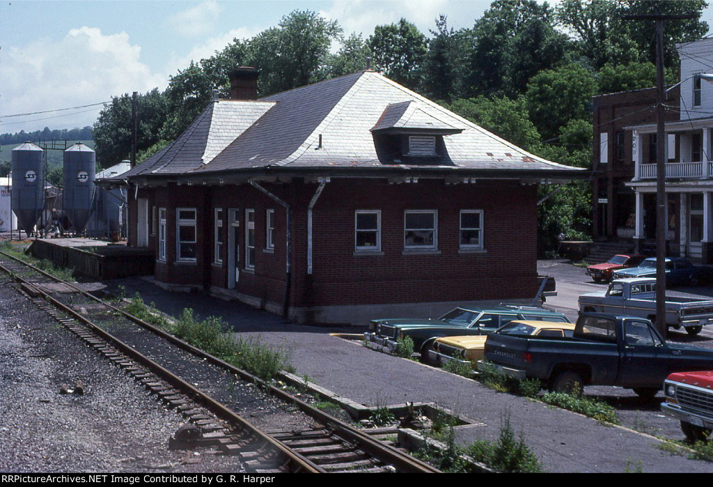 Tazewell, VA, station as seen from detouring Hilltopper, train 66